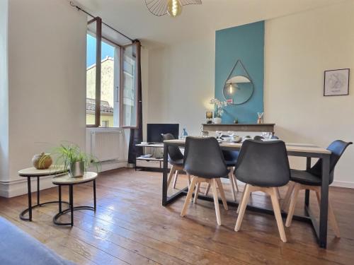 un salon avec une table et des chaises de salle à manger dans l'établissement La cachette - Hypercentre, à Valence