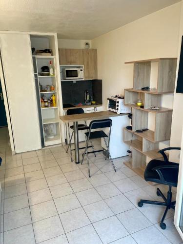 une cuisine avec une table et des chaises dans l'établissement Studio au centre-ville 2, à Marseille