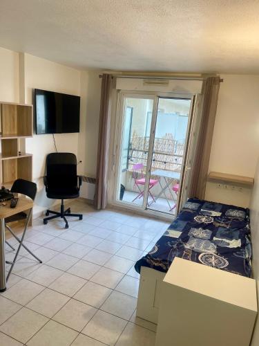 une chambre avec un lit, un bureau et une fenêtre dans l'établissement Studio au centre-ville 2, à Marseille
