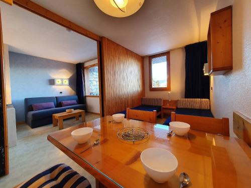 un salon avec une table et un canapé dans l'établissement Studio confortable à La Plagne - 4 pers, parking, animaux admis - FR-1-353-111, à La Plagne Tarentaise