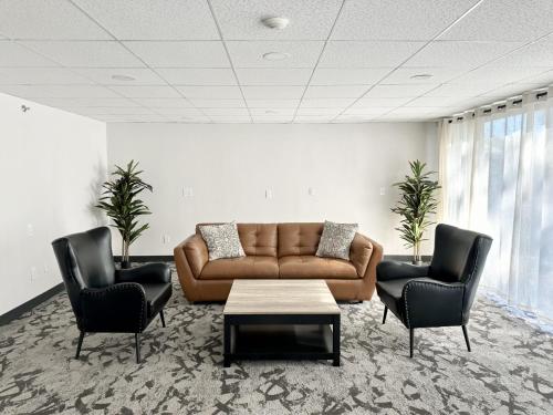 Χώρος καθιστικού στο Baldwin Inn & Suites, SureStay Collection by Best Western