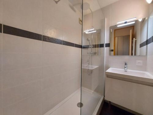 a bathroom with a shower and a sink at Appartement 2 pièces, 4 pers., animaux acceptés, vue Mont Blanc - FR-1-353-83 in Les Coches