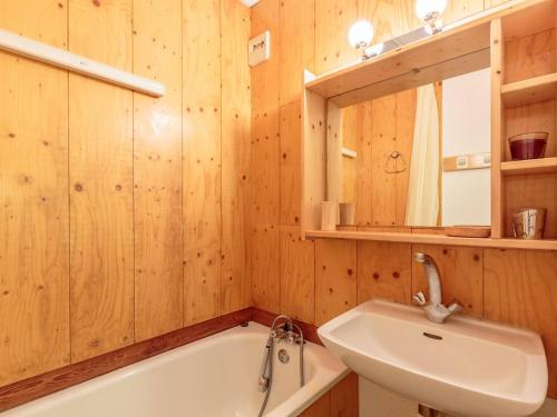 une salle de bain avec une baignoire, un lavabo et un miroir dans l'établissement Duplex 5 pers, centre station La Plagne, animaux admis - FR-1-353-107, à La Plagne Tarentaise