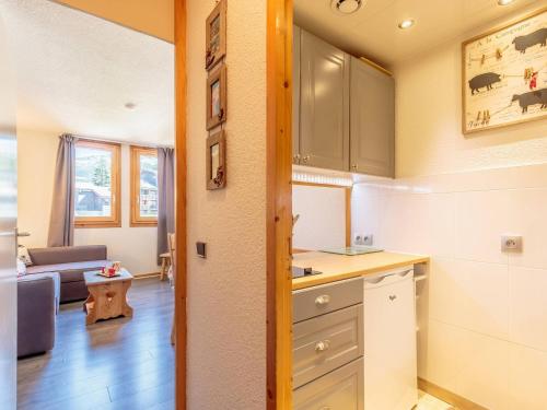 une cuisine avec un comptoir et un salon dans l'établissement Duplex 5 pers, centre station La Plagne, animaux admis - FR-1-353-107, à La Plagne Tarentaise