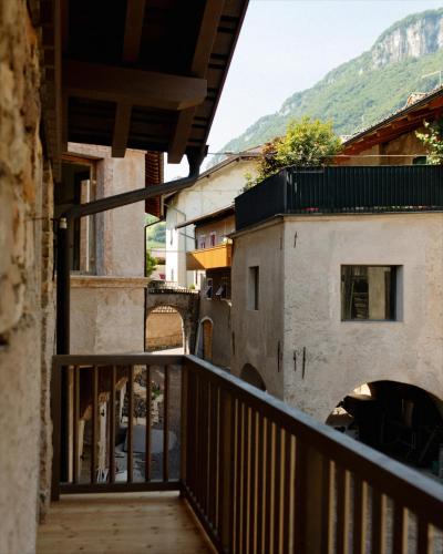 Vista generica sulle montagne o vista sulle montagne dall'interno dell'hotel