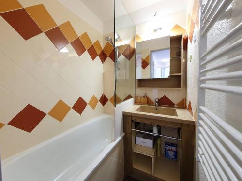 une salle de bain avec une baignoire et un lavabo dans l'établissement Appartement cosy 2 pièces, 6 pers., avec balcon et animaux acceptés à La Plagne - FR-1-353-110, à La Plagne Tarentaise