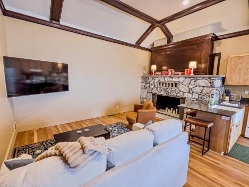 a living room with a couch and a fireplace at Peach Street Inn by WanderLodges in Medford