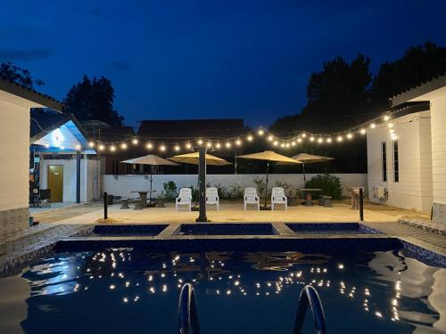 Bazén v ubytování Tok Abah Cottage n Pool nebo v jeho okolí