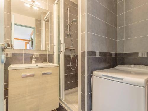 une salle de bain avec une douche, des toilettes et un lavabo dans l'établissement Appartement cosy 4 pers avec balcon, départ skis aux pieds, ascenseur, La Plagne-Tarentaise - FR-1-353-121, à La Plagne Tarentaise