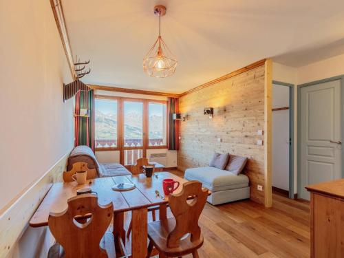 - un salon avec une table en bois et une salle à manger dans l'établissement Appartement cosy 4 pers avec balcon, départ skis aux pieds, ascenseur, La Plagne-Tarentaise - FR-1-353-121, à La Plagne Tarentaise
