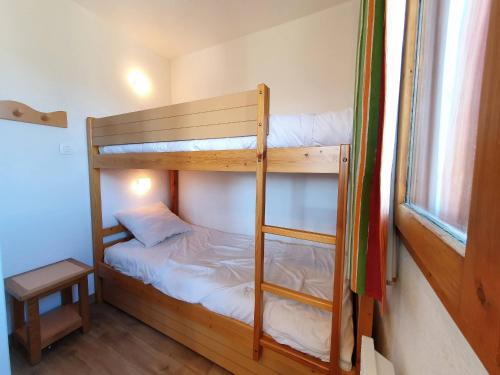 deux lits superposés dans une chambre avec fenêtre dans l'établissement Appartement cosy 2 pièces, 6 pers., avec balcon et animaux acceptés à La Plagne - FR-1-353-110, à La Plagne Tarentaise