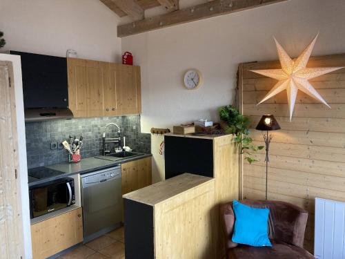 une cuisine avec une décoration d'étoile sur le mur dans l'établissement Appartement 3 pièces cosy avec piscine et parking à La Plagne - FR-1-353-123, à La Plagne Tarentaise