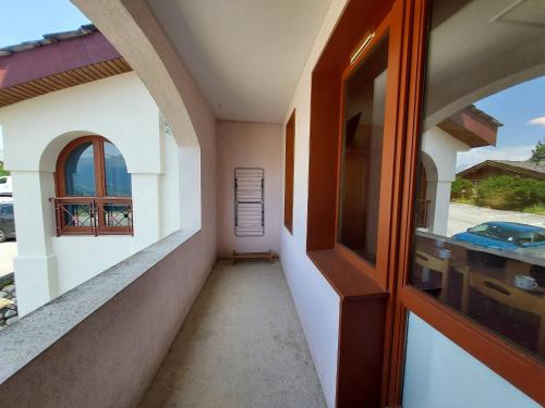 un couloir vide d'une maison avec une porte dans l'établissement Appartement cosy 3 pièces avec 2 balcons, lave-vaisselle, lave-linge, à proximité des pistes - FR-1-353-126, à La Plagne Tarentaise