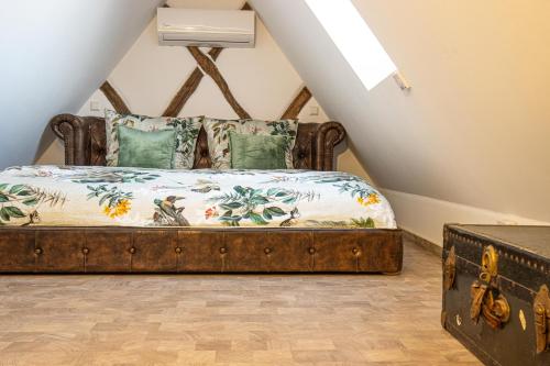 ein Schlafzimmer mit einem Bett und einer Truhe in der Unterkunft Maison Da Silva in Oberderdingen
