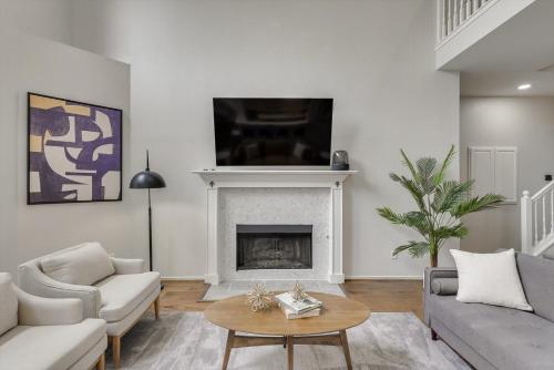 Телевизор и/или развлекательный центр в Luxurious Home w Cinema Room & Private Pool