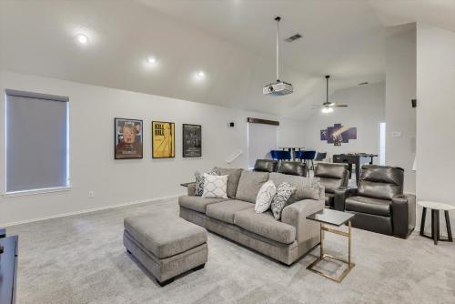 Гостиная зона в Luxurious Home w Cinema Room & Private Pool