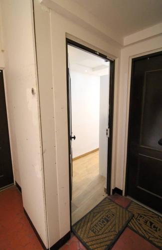 une pièce vide avec une porte et un couloir dans l'établissement Le Borniol ! Idéal ! Congrès! Central! lumineux!, à Cannes
