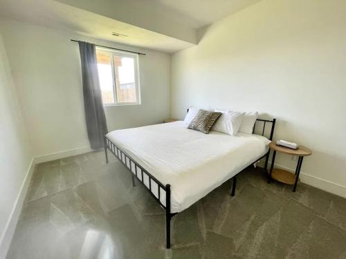 Postel nebo postele na pokoji v ubytování Papillion Family Home with Garage