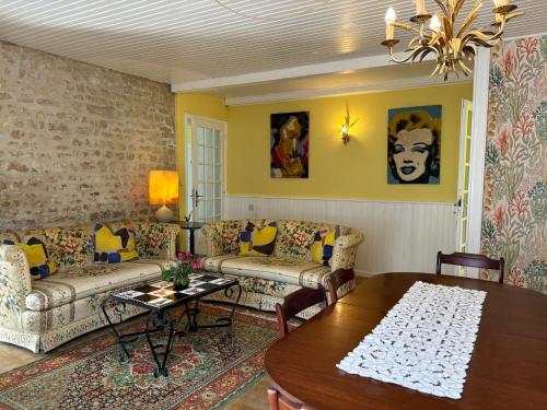 un salon avec un canapé et une table dans l'établissement Right on the river- 4 bedroom house centre of town, à Aigre