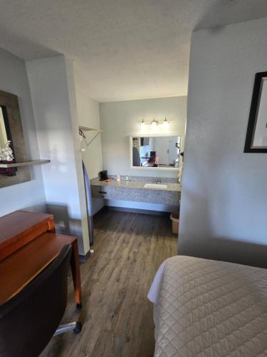 Ένα ή περισσότερα κρεβάτια σε δωμάτιο στο Best Price Motel & Suites