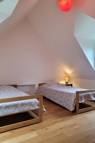 - 2 lits dans une chambre mansardée dans l'établissement Dépendance du Presbytère, à Paimpol