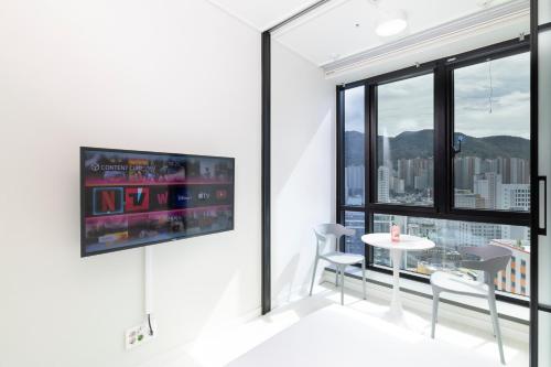 TV a/nebo společenská místnost v ubytování Gem Stay