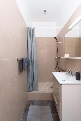 une salle de bain avec douche et lavabo dans l'établissement Le Cocon, Hypercentre Antibes - Netflix - Clim, à Antibes