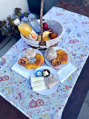 una mesa con platos de comida y un bol de fruta en Paradise Farm with pool and jacuzzi in Douro, en Santa Cruz do Douro