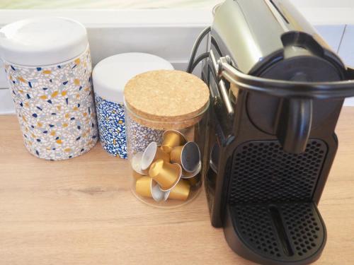 une cafetière assise sur un comptoir avec des épices dans l'établissement Appartement proche de Libération avec balcon ensoleillé, à Nice