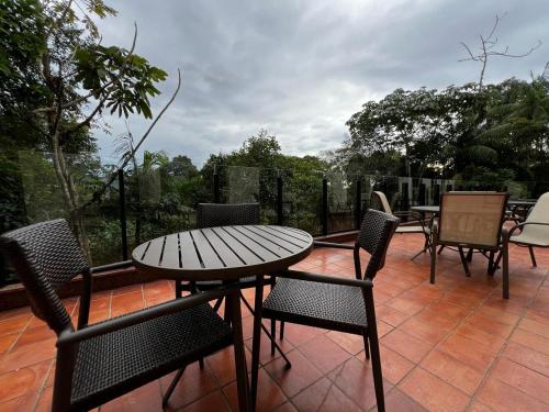 a patio with a table and chairs on a patio at Apart Hotel Vista Azul - Vista Pedra azul in Pedra Azul