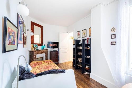 une chambre avec un lit et une étagère dans l'établissement GuestReady - Espace Chic et Pratique pour 2, à Paris