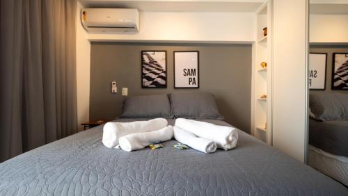 a bedroom with a bed with towels on it at Apezinho Moema in Sao Paulo