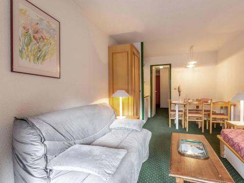 un salon avec un canapé et une table dans l'établissement Appartement confortable à Méribel, 6 couchages, balcon exposé Sud - FR-1-355-57, à Méribel