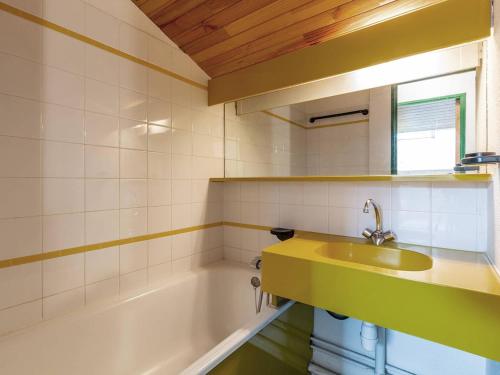 une salle de bain avec un lavabo et une baignoire dans l'établissement Appartement confortable à Méribel, 6 couchages, balcon exposé Sud - FR-1-355-57, à Méribel