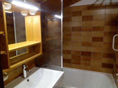 une salle de bain avec une baignoire, un lavabo et une douche dans l'établissement Appartement cosy 4 couchages à Méribel, bord de pistes - FR-1-355-61, à Méribel