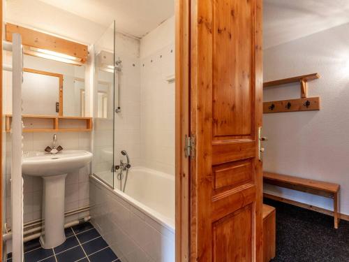 une salle de bain avec un lavabo, une baignoire et des toilettes dans l'établissement Appartement à Méribel Mottaret avec départ skis aux pieds, balcon et mezzanine - FR-1-355-19, à Méribel