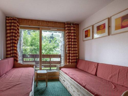 - un salon avec deux lits et une fenêtre dans l'établissement Appart rénové à Méribel Mottaret - Près des pistes ! - FR-1-355-54, à Méribel