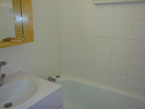 une salle de bain avec une baignoire blanche et un lavabo dans l'établissement Appartement à Méribel, au pied des pistes, avec balcon et casier à skis - FR-1-355-137, à Méribel