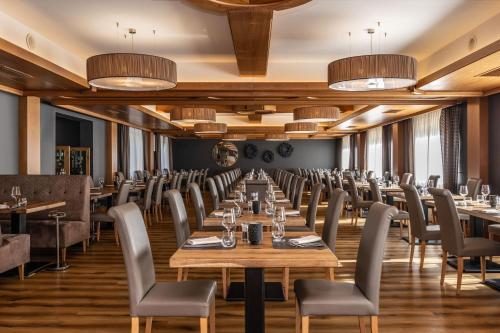 a dining room with wooden tables and chairs at Ravelli Sporting in Mezzana