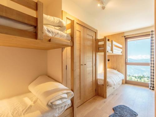 Ένα ή περισσότερα κρεβάτια σε δωμάτιο στο Duplex 4 étoiles avec Piscine, SPA, et Accès Pistes - 10 pers, 92 m², 3 ch + Coin Montagne - FR-1-461A-20