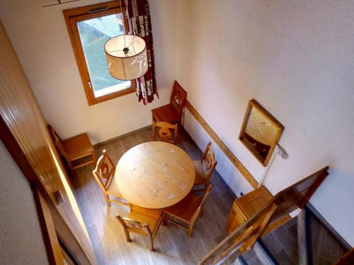 une vue aérienne d'une table et de chaises de salle à manger dans l'établissement Méribel: Appartement 3 pièces avec mezzanine, balcon, accès direct aux pistes - FR-1-355-186, à Méribel