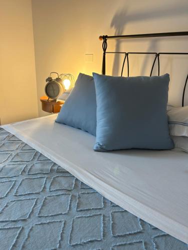 Cama o camas de una habitación en The Sanctuary suite blu