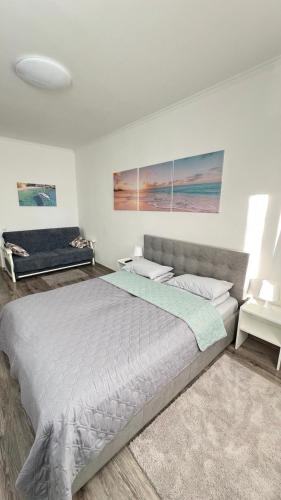 Ένα ή περισσότερα κρεβάτια σε δωμάτιο στο Grey & White Apart