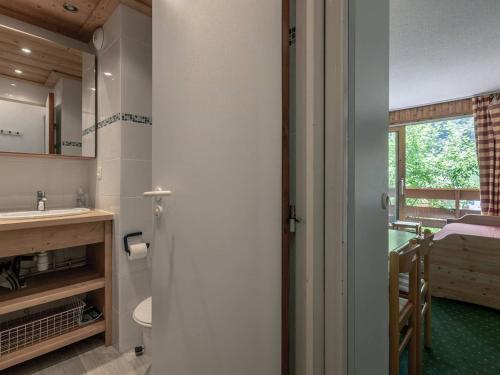 une salle de bain avec un lavabo et des toilettes et une fenêtre dans l'établissement Appart rénové à Méribel Mottaret - Près des pistes ! - FR-1-355-54, à Méribel