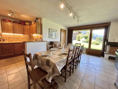 une salle à manger avec une table et des chaises dans une cuisine dans l'établissement Appartement 4 pièces + cabine - 8 couchages avec jardin et terrasse - Megève - FR-1-597-22, à Megève