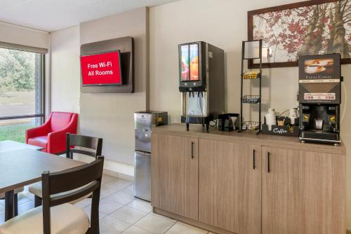 ein Esszimmer mit Tisch und eine Küche in der Unterkunft Red Roof Inn Doswell - Kings Dominion in Doswell