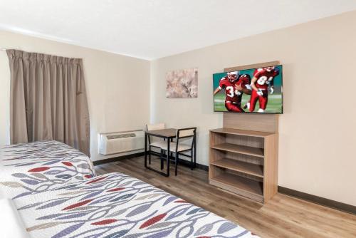 Ein Bett oder Betten in einem Zimmer der Unterkunft Red Roof Inn Doswell - Kings Dominion