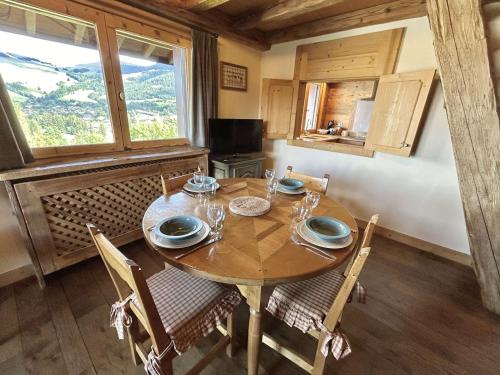 une salle à manger avec une table et des chaises et une fenêtre dans l'établissement Appartement 3 pièces+cabine à Megève, près des pistes, terrasse, parking, 6 couchages - FR-1-597-1, à Megève