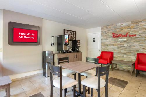 Ein Sitzbereich in der Unterkunft Red Roof Inn Doswell - Kings Dominion