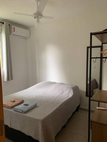 un dormitorio con una cama en una habitación en Ap Aconchegante Catanduva IV, en Catanduva